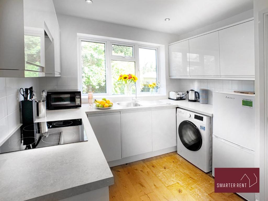 Sunninghill Village - 2 Bed - Parking And Garden Аскът Екстериор снимка